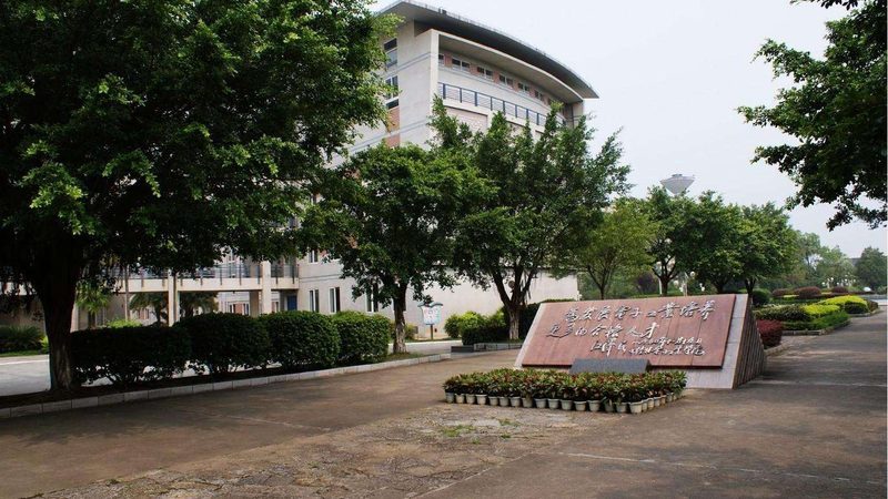快恢复二极管HER107与ES1J：性能对比与选型要点
